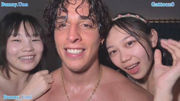 阿拉伯炮王【Gattouz】两位18岁中国美女【Umi】和【Una】跟我玩了一场火辣的三人行 封面