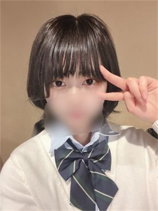 18岁的美少女洁白光滑的肌肤模特们的身材 总是让男人忍不住的冲动 封面