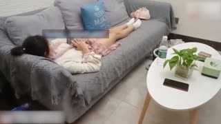 小姨子回家偷看姐姐和姐夫啪啪躲起来自慰，姐夫趁姐姐睡着强上洛丽塔小姨子 封面