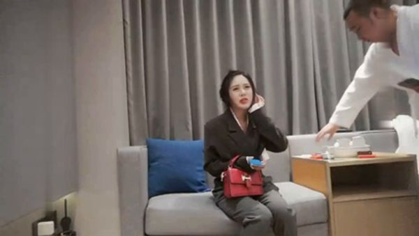 约了个高颜值西装妹子啪啪，洗完澡穿上黑丝口交上位骑坐侧入猛操 封面