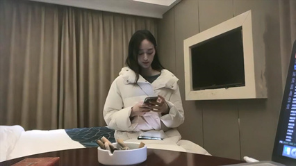 约了个白色外套苗条身材妹子啪啪，翘起屁股口交上位骑坐后入大力猛操 封面