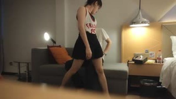 漂亮黑网丝小少妇  被大哥从床上操到沙发 浪叫不停 封面