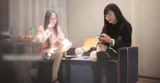 约两01年萝莉萌妹双飞   帮忙抬腿看着姐妹被操轮流爆插 封面
