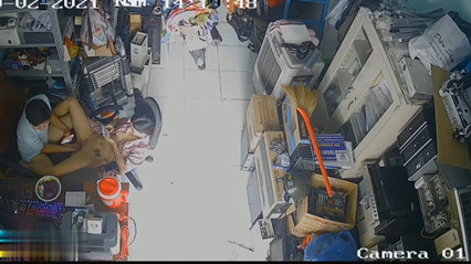 破解摄像头偷拍 杂货店俩口大白天在转椅上插逼 封面