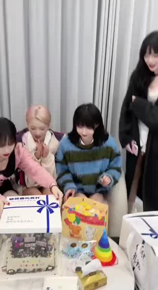AIM银河少女 为队友庆生不慎走光 23秒 封面