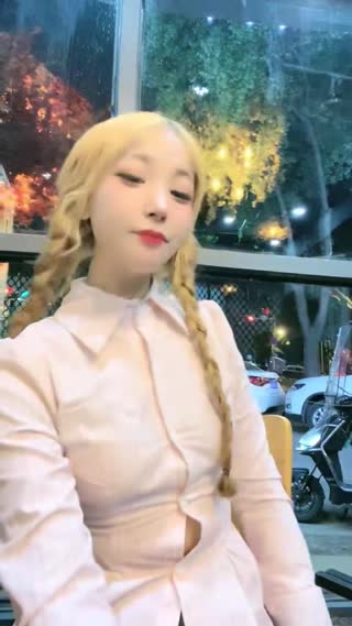 金发大眼尤物女主播带朋友饭馆吃饭，性欲起来直接勾引朋友去卫生间啪啪！ 封面