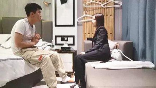 高价约炮性感长发黑衣妹子 各种体位的草她到高潮 封面