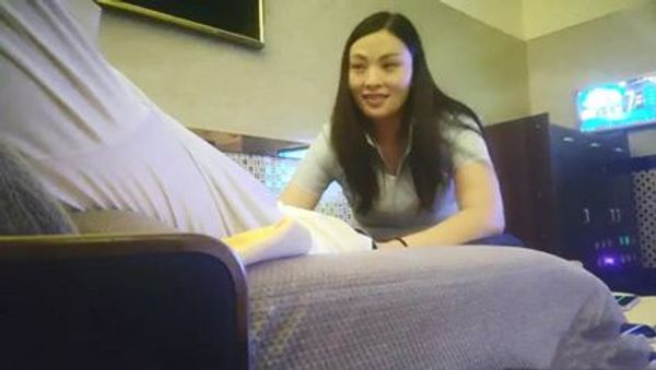 攻略女技师，按摩完小房间半套服务，乳推舔弄，毒龙转打飞机 封面
