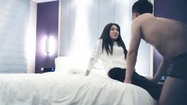 妹子温柔健谈性欲又起第二炮，蜂腰翘臀风情万种