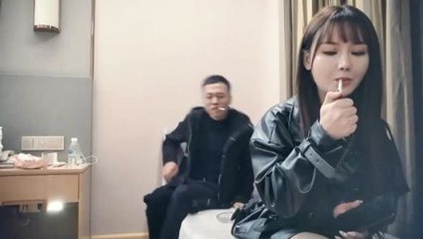 极品颜值，罕见美乳，近景掰穴口交，高冷小姐姐被撩拨得欲火焚身 封面