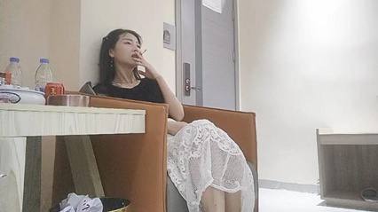 白色长裙极品少妇，韵味十足，撩起裙子揉穴，站立拉着手后入 封面