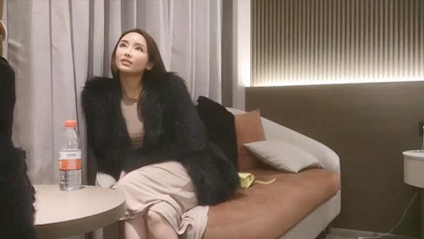 酷似萧亚轩魔鬼身材一对好乳明星脸甜美乖巧 封面