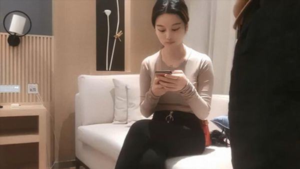 气质少妇美甲店老板娘极品尤物蜂腰翘臀 封面