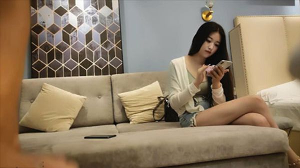 极品高端外围 齐逼牛仔短裤修长美腿 花臂纹身拨开内裤舔逼 封面