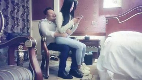 学过跳舞啥姿势都可以，牛仔裤1米68大长腿外围美女，我长得欠操嘛特写深喉 封面
