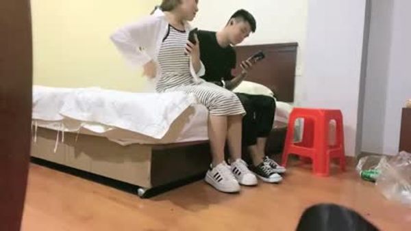 酒吧约网友见面骗到旅馆吃炸串饱餐后扑倒床上啪啪 封面