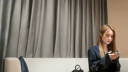 花臂纹身里面吊带装，坐在身上舌吻调情，美女很配合，各种姿势轮换着操 封面