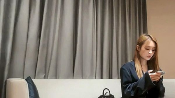 花臂纹身里面吊带装，坐在身上舌吻调情，美女很配合，各种姿势轮换着操 封面