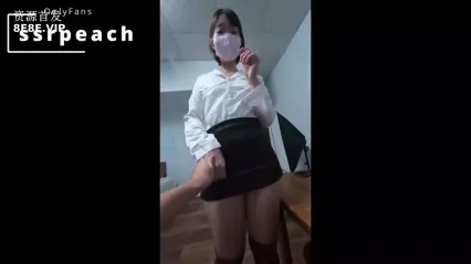 清纯小仙女〖ssrpeach〗高跟黑丝小短裙，优雅小白领被坏哥哥按倒在床上无情蹂躏 小反差婊一个 封面
