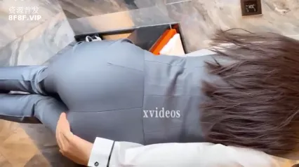 闷骚气质优雅女白领 领到房间终于露出本性，工装来不急脱直接开草 封面
