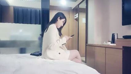 职场白领甜美西装外围妹，撕开肉丝隔着内裤摸逼调情，舔逼特写口交69后入猛操颜射 封面