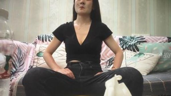 约炮个身材苗条高贵气质兼职少妇边草边说脏话非常刺激 封面