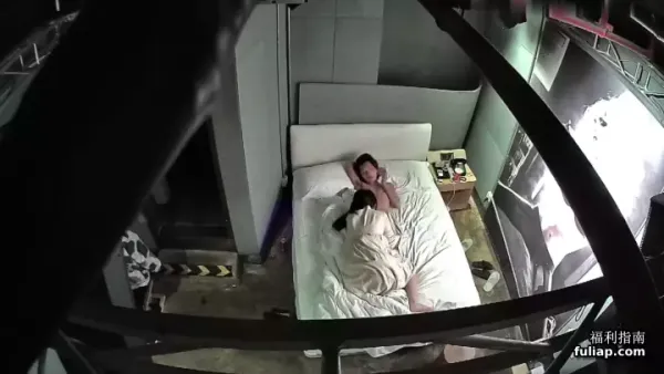 特色主题宾馆闷骚型长发美少女嫩妹主动挑逗睡梦中的男友 封面
