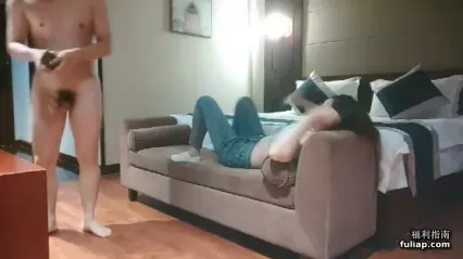 首秀操骚货，穿上丝袜撕裆，在沙发上操按头深喉，跪着翘起屁股，后入抽插猛顶 封面