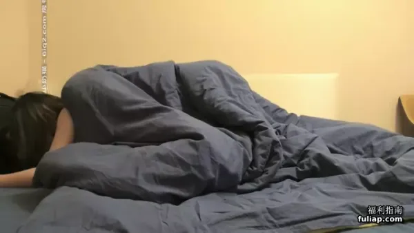 金三角猎艳约了个短发黑衣萌妹子啪啪，床上近距离拍摄口交扣逼大力猛操 封面