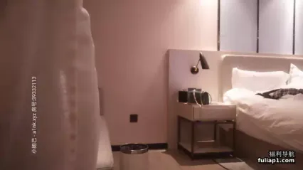 大屌中年老哥酒店约骚女一来就坐在身上调情妹子很耐操整根插入 张开双腿暴力深插