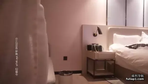 大屌中年老哥酒店约骚女一来就坐在身上调情妹子很耐操整根插入 张开双腿暴力深插 封面