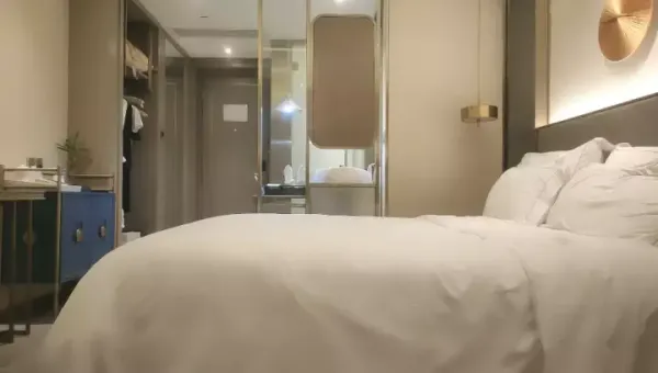 小马寻花今夜约20岁外围小姐姐，肤白貌美，甜美乖巧，特写抠穴，口交给力啪啪，劲爆佳作