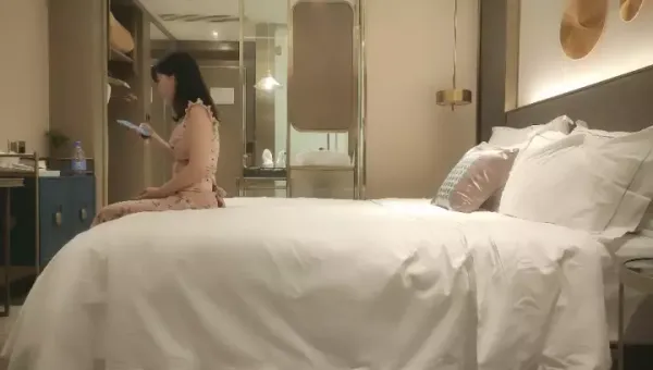 小马寻花一袭长裙，佳人夜晚来相伴，极品翘臀，肤白貌美，温柔小姐姐粉嫩诱人