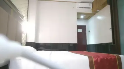 老牛探花极品外围女神，皮肤肤白皙，温柔甜美，小姐姐乖巧听话，抠穴口交什么都配合物超值 封面