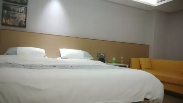 利哥探花齐逼牛仔短裤黑丝骚女，舔屌足交一脸享受，脱下黑丝干掰穴扣扣弄，操到高潮出水又好厉害 封面