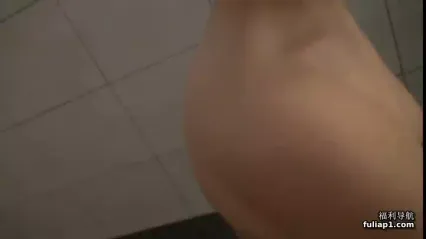 超嫩清纯小美女豪宅为大屌土豪专业特服翘挺美乳发育不错绝对服务各式姿势爆操无套内射高清无水印露脸版 封面