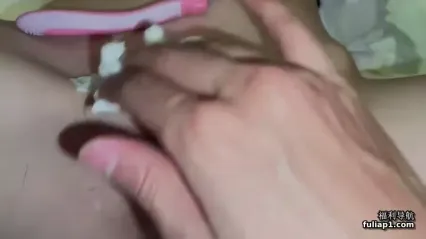 极品高端美少女 刮逼毛再操粉嫩的小肉洞 娇嫩无毛小美女被无套爆操到喷水高潮浪叫不止 封面