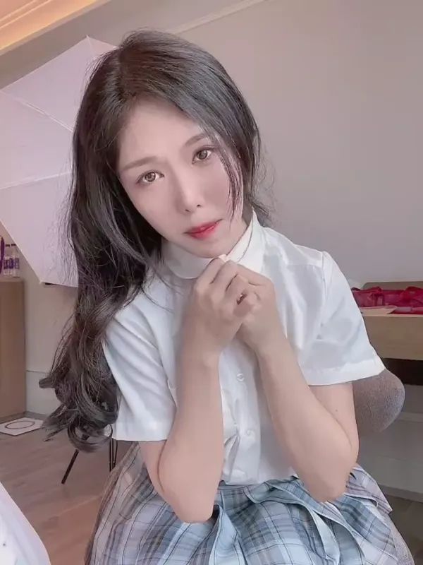 最近火爆高颜值网红美女抖娘利世最新定制新作-JK制服超诱骗黑丝美乳