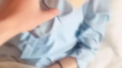 调教还在校园读书的精品小模特，‘能不能往下点，我脖子不舒服’，牛仔鲜鲍，眼镜文艺女！ 封面