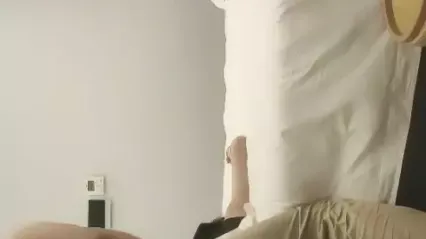 豹纹内衣黑色网袜，特写跪地深喉口交，穿着高跟鞋张开双腿猛操 封面