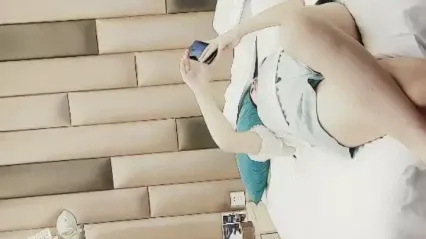 老婆姨姐闺蜜下海偷拍，超近距离视角深喉插嘴，床边张开双腿大力猛操，用力往前顶爽了娇喘连连 封面
