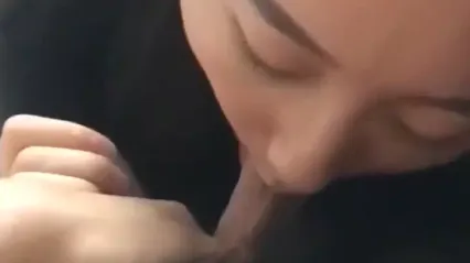 漂亮女人吃着着鸡鸡更迷人，肉棒狠狠狠撞下体，变得淫荡无比骚骚表情更迷人 封面