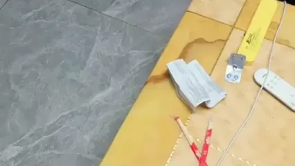 刚从学校拉了三个超级粉嫩学生妹，为了还贷出来卖初夜有露脸_身材非常正点一个接一个轮流着干2V1 封面