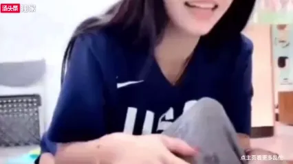 姐弟乱伦！弟弟打飞机让姐姐看见，结果姐姐迫不及待口交 封面