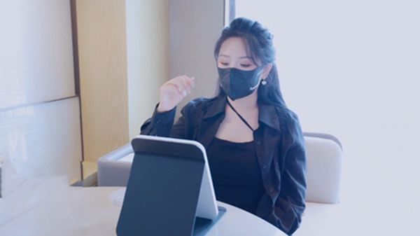 房产女销售「樱空桃桃」的签单的技巧，性感桃桃勾引客户口穴骑乘签单，白虎小穴被精液灌满