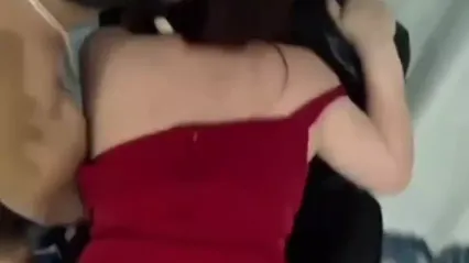 漂亮黑丝淫妻 舌头伸出来亲一下 要不要我操 要要 对不起老公谢谢他操我 骚货抓着绿帽老公的鸡鸡被健壮单男操的淫叫不停 封面