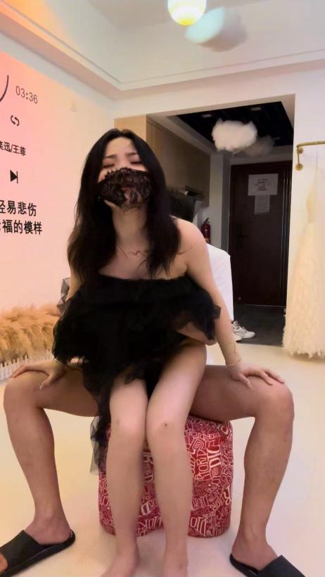 家庭乱伦趁哥哥睡着了，我穿上黑色婚纱帮哥哥口鸡巴，骑乘哥哥的鸡巴他绝对会有反应的 封面