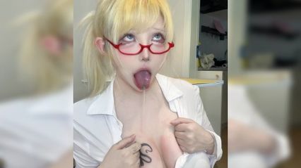 顶级阿黑颜福利姬，翻白眼吐舌头自慰，潮吹喷水口交样样精通，看到鸡巴的表情也太渴望得到了吧 封面