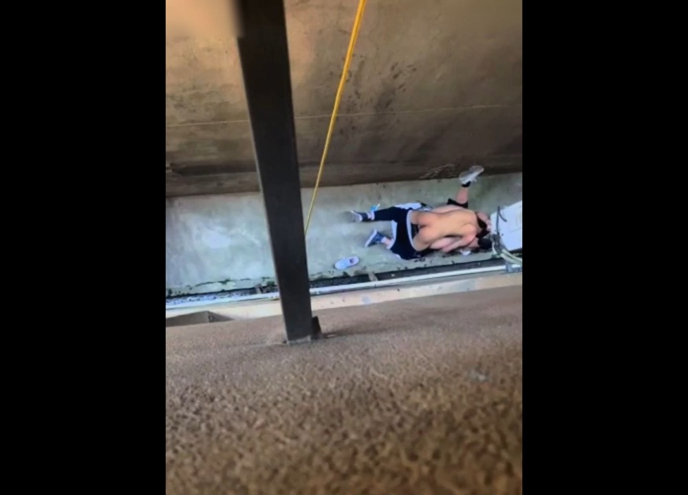 网曝吃瓜小情侣的小春天来了，光天化日之下 在小巷子里就干起来了 视频被偷录流出 封面