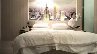 小宝寻花 - 约了个高颜值白领少妇，着急的赶时间要走而让小宝无套抽插骚逼，太舒服了差点内射！ 封面
